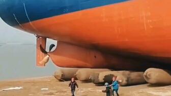 鏟車助推8200噸散貨船&ldquo;遠景發(fā)展&rdquo;氣囊上排下水吉水接水順利#氣囊下水#船舶下水#船用氣囊#散貨船下水#遠景發(fā)展