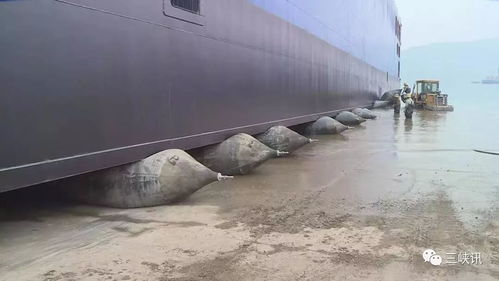 多圖曝光143米“河?！毕滤瑘雒姘詺?！船舶上排下水氣囊顯神威